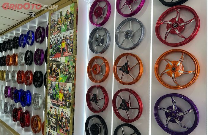 Berbagai varian pelek dari VND komplit dipajang disini