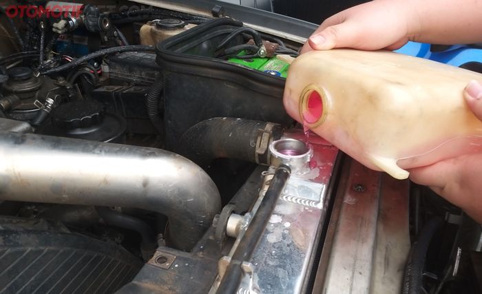 Ilustrasi. Air radiator kurang bikin mesin overheat