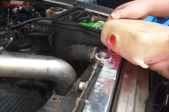 Beginilah cara cek dan tambah air radiator di mobil diesel atau bensin (foto ilustrasi)