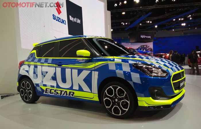 Salah satu model sudah diberi livery balap khas Suzuki