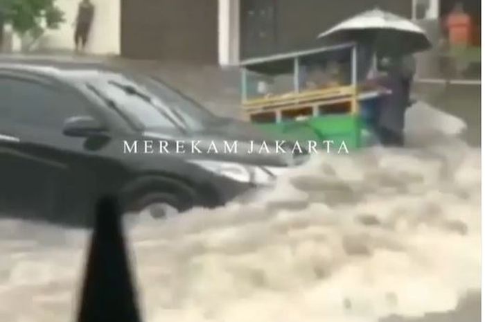 Rekaman video Honda HR-V terabas banjir timbulkan ombak hingga membuat gerobak sayuran tumpah