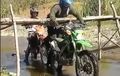 Males Turun Motor, Biker KLX Keluarkan Aksi Nyeleneh Lewati Rintangan