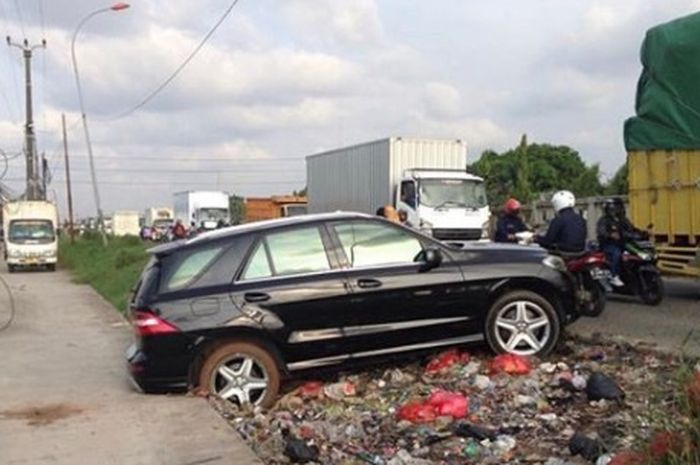 Mercedes-Benz mengalami kecelakaan di Kalimalang arah Cikarang. Mengundang tanya, ML atau GLE?