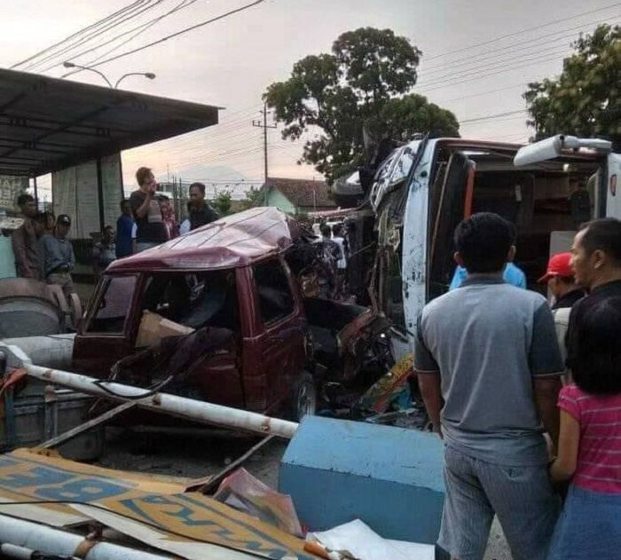 Kecelakaan bus pariwisata dan Isuzu Panther di Boyolali, Jawa Tengah, Sabtu (13/10/2018)