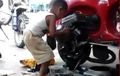 Bocah Pinter, Ngoprek Mesin Motor, Gayanya Gak Kalah Sama Mekanik Kawakan
