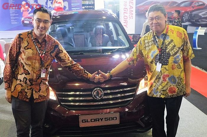  Mr. Franz Wang, Managing Director of Sales Center PT Sokonindo Automobile dan Andee Y Yoestong, Presiden Direktur PT Auto Indo Utama pada acara pembukaan booth DFSK di GIIAS Makassar 2018.