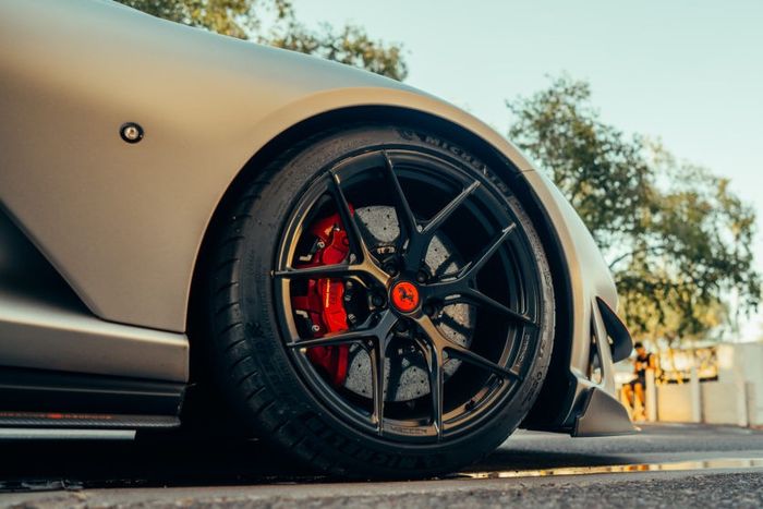 Ferrari 812 Superfast ditopang pelek model Y-Spoke Vossen S21-01 