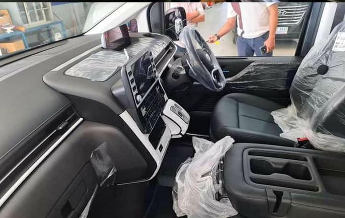 Interior baris pertama di bagian dasbor dan kemudi Hyundai Staria