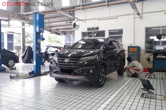 Ilustrasi servis Toyota Rush di bengkel resmi Auto2000 Depok, Jawa Barat