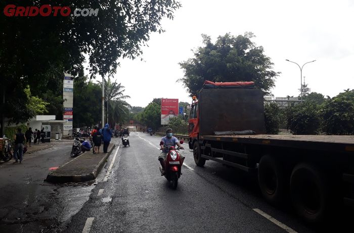Pengguna motor putar balik karena banjir di Jalan TB Simatupang, Jakarta Selatan