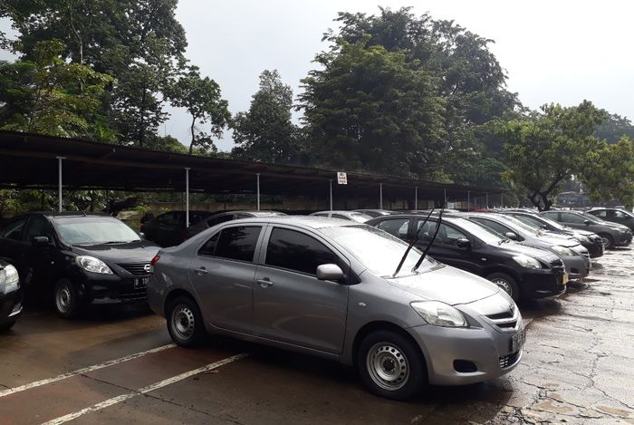 Deretan mobil eks taksi di pool induk Blue bird, Cimanggis, Depok, Jawa Barat.