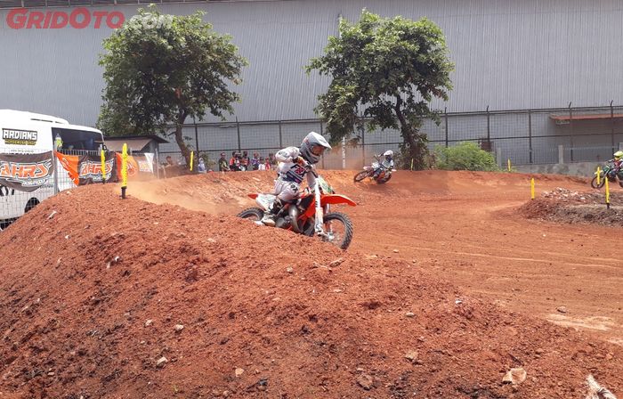 Pembalap anak beraksi dalam balap motocross 