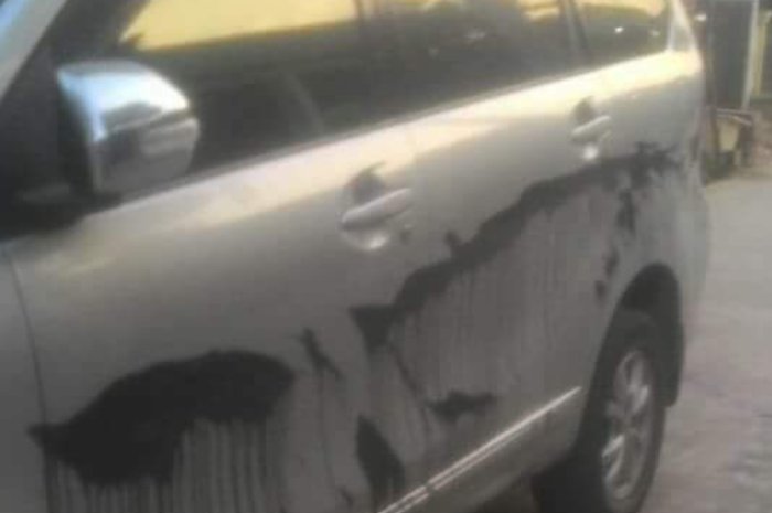 Toyota Avanza disiram cat oleh orang tak dikenal