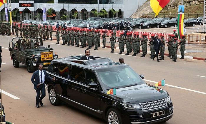 Presiden Cameroon Paul Biya pakai Range Rover SVAutobiography