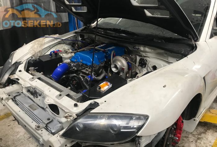 Sebuah Mazda RX-8 yang sedang digarap oleh Exclusive Auto Garage