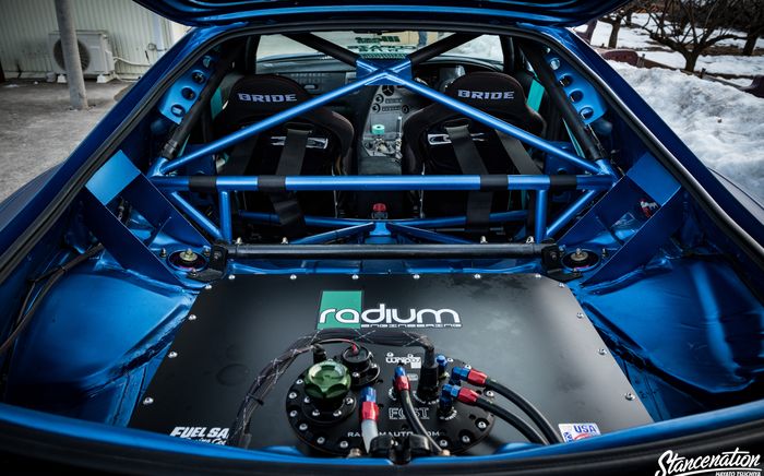 Tampilan kabin Toyota Supra Mk4 yang dipenuhi roll cage