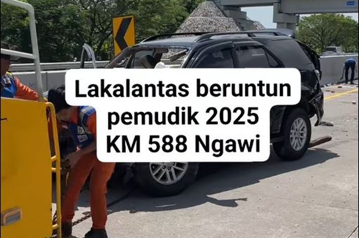 Petugas mengevakusi Toyota Fortuner yang menjadi penyebab tabrakan beruntun di KM 588 tol Ngawi