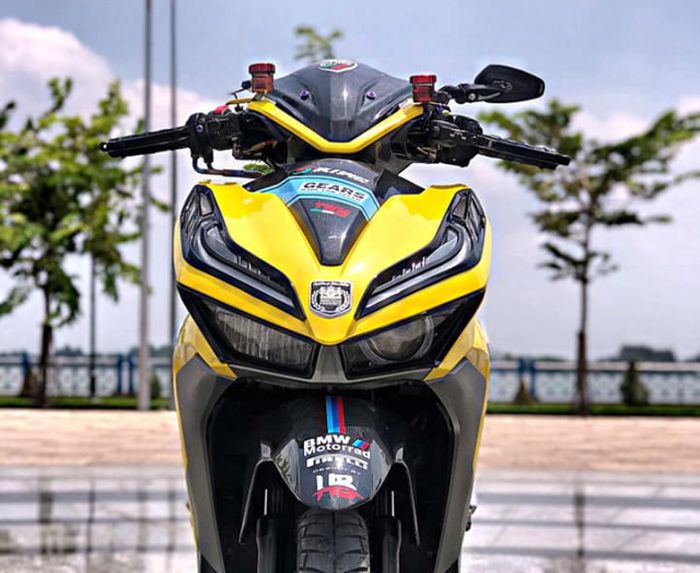 Headlampnya belang ala-ala BMW S1000RR