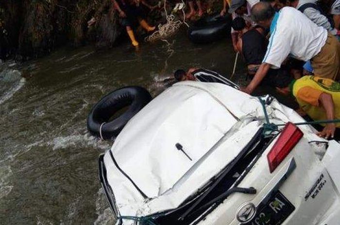 Daihatsu Sigra terjun ke jurang sedalam 100 meter di Kabupaten Kerinci, Jambi