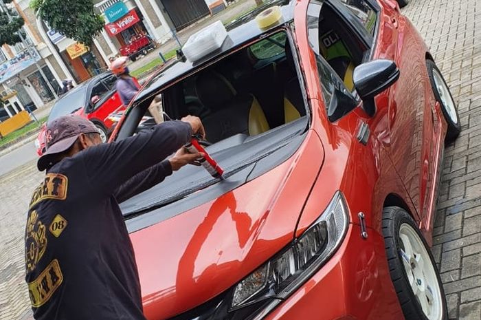 Pemasangan kaca mobil di workshop UnoPart