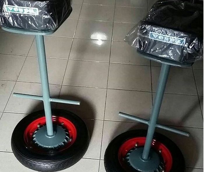 Jok kaki tunggal dari pelek dan ban Vespa