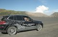 Bejek BMW X3 di Pasir Bromo, Suami Penyanyi Raisa, Hamish Daud Takjub 