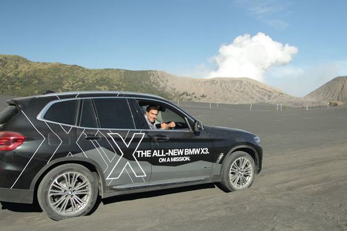 Hamish Daud Wyllie mencoba performa BMW X3 di lautan pasir gunung Bromo, Jawa Timur
