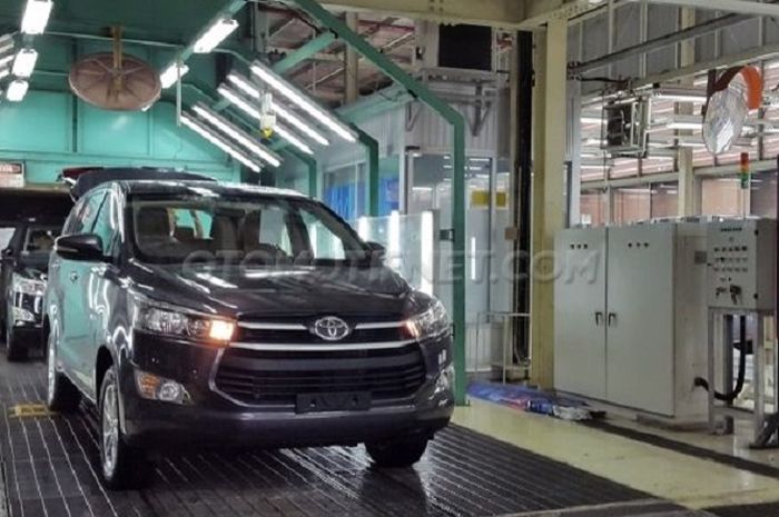 Toyota Kijang Innova Reborn siap didistribusikan di pabrik TMMIN, KIIC, Karawang (23/11/2015)