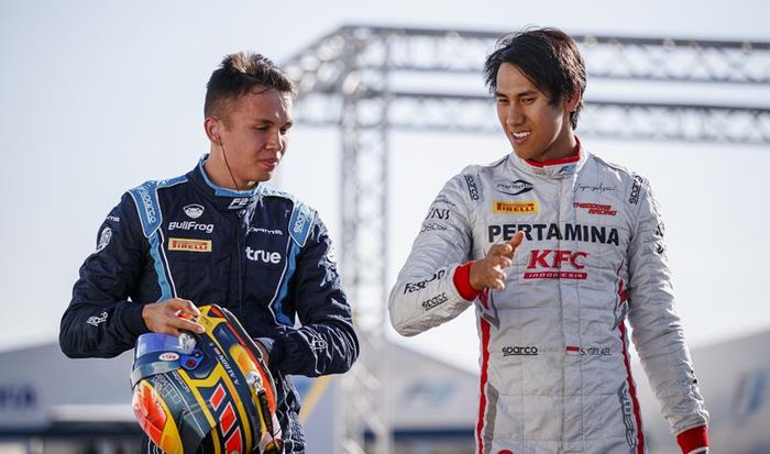 Alexander Albon (kiri) dan pembalap Indonesia Sean Gelael di balap F2 2018