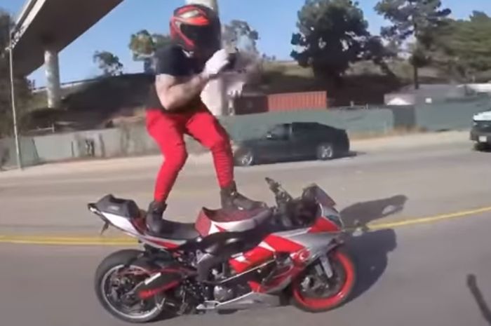 Kiki Challenge versi pakai motor