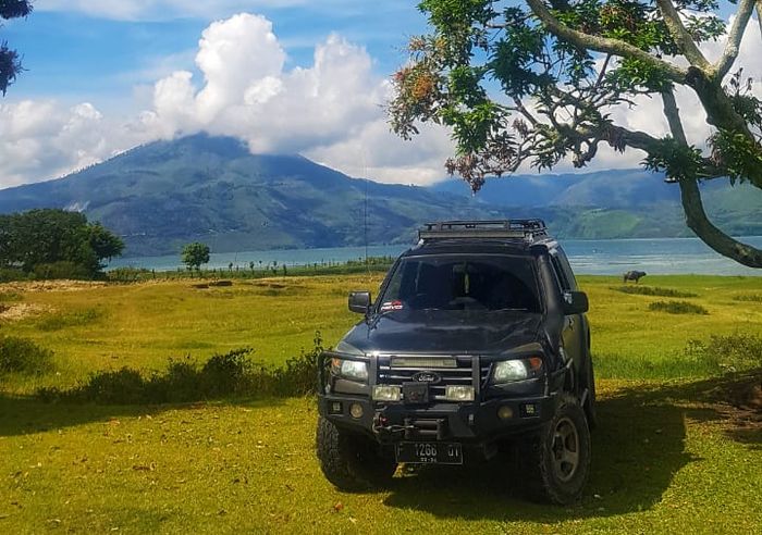 Ford Everest di sekitar Danau Toba, Sumatera Utara