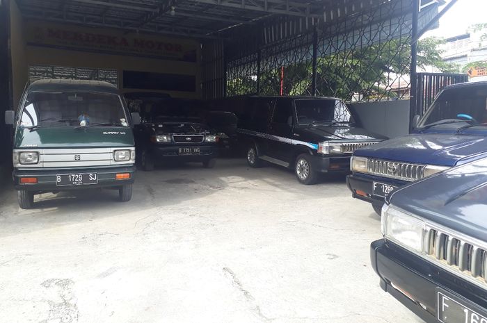 Showroom mobil bekas Merdeka Motor di Depok yang menjual unit lawas