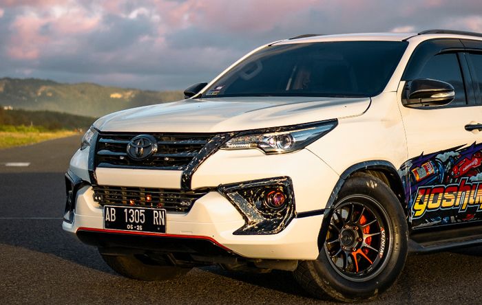 Tersemat juga beberapa aksen carbon di Toyota Fortuner VRZ