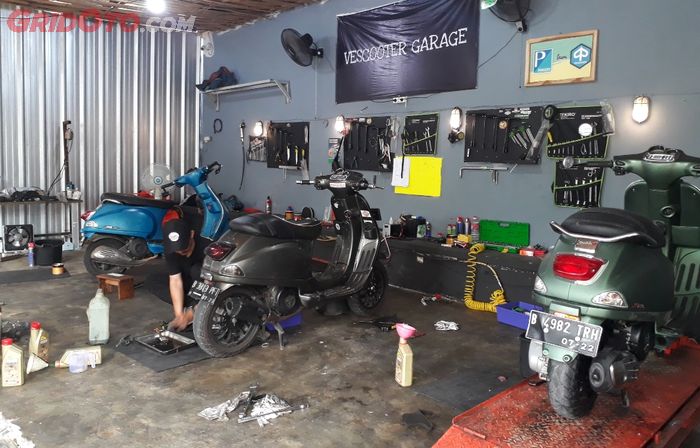 Bengkel Vespa modern di showroom Vescooter