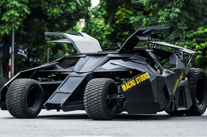 Replika Batmobile pakai mesin motor 400 cc