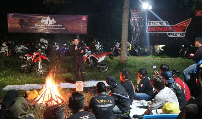 Sesi sharing di malam hari di tengah api unggun, makin menghangatkan suasana