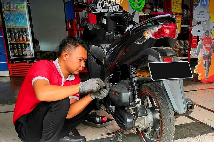 Ilustrasi servis motor Planet Ban