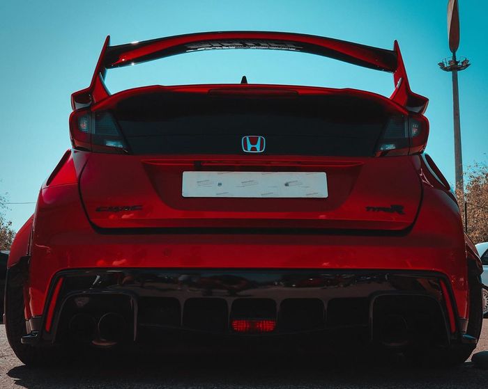 Tampilan belakang modifikasi Honda Civic Type R tak kalah sangar