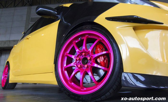 Modifikasi Toyota Yaris bakpao pasang pelek Volk Racing CE28 warna pink