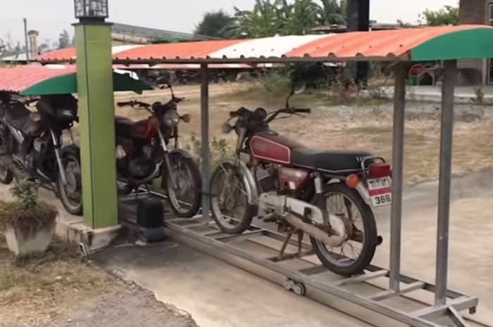 Deretan Yamaha RX-Z dan RX-S dijadikan pagar rumah