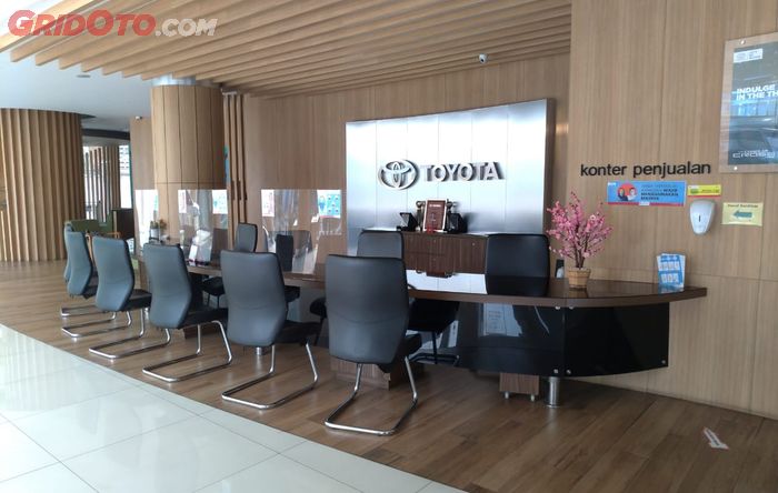 Konter penjualan di dealer Setiajaya Toyota kosong saat PPKM Darurat