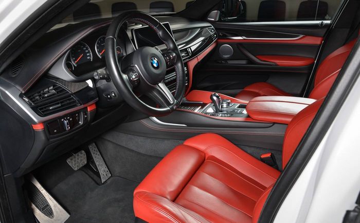 Kabin BMW X6 dengan warna merah