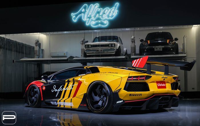 Tampilan belakang modifikasi Lamborghini Aventador beraura balap