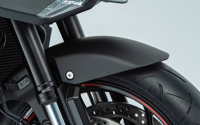 Sepatbor depan dengan aksen karbon