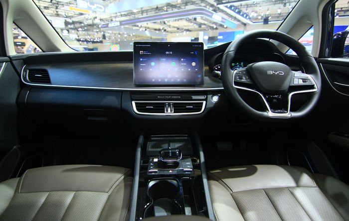 Kabin depan BYD M6 di GIIAS 2024