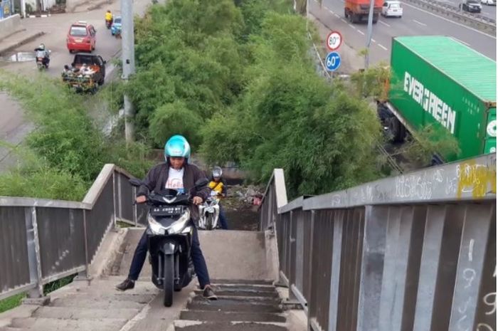 Pengendara Honda Vario nyebrang jembatan penyeberangan 