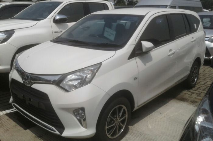 Pilihan mobil seken buat taksi online.