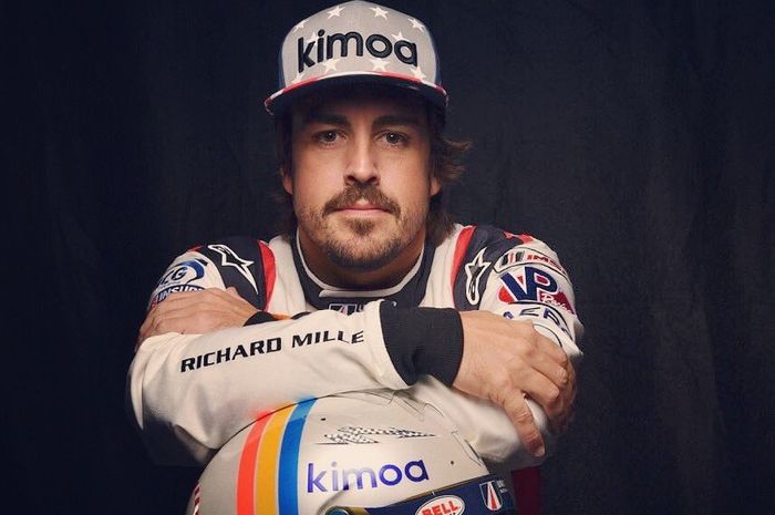 Fernando Alonso dengan seragam dan livery helm baru untuk balapan di Daytona 24 Jam, ketika menjalani sesi latihan