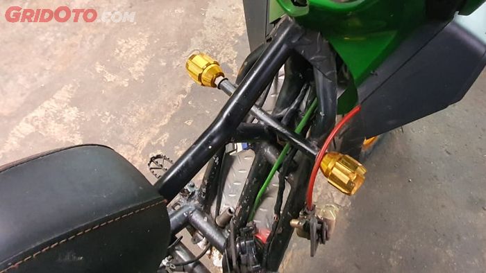 Biar Yamaha Xeon kuat diajak trabas dikasih rangka tengah, otomatis dek buat pijakan kaki jadi terbatas