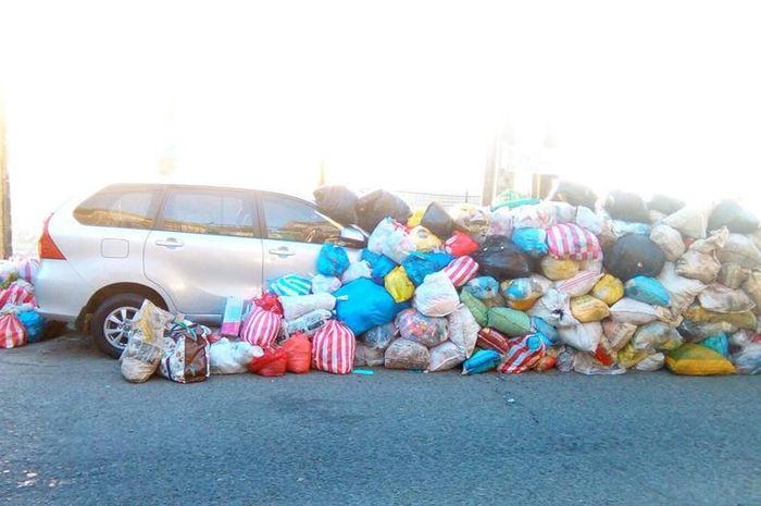 Mobil parkir sembarangan di Filipina dihujani sampah domestik